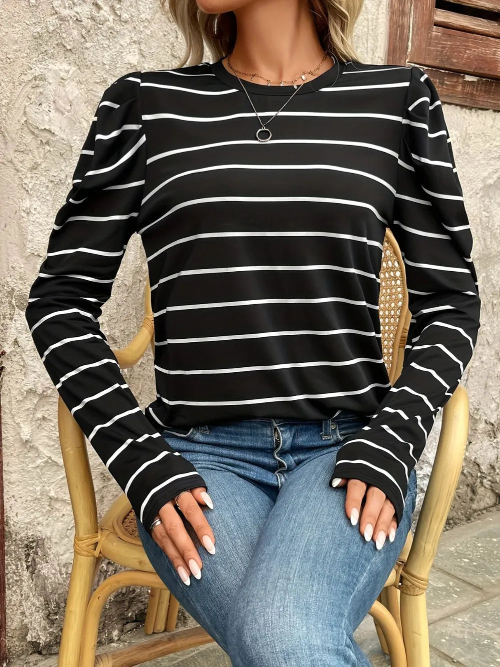 Black-and-white striped round-neck long-sleeve puff t-shirt, relaxed fit