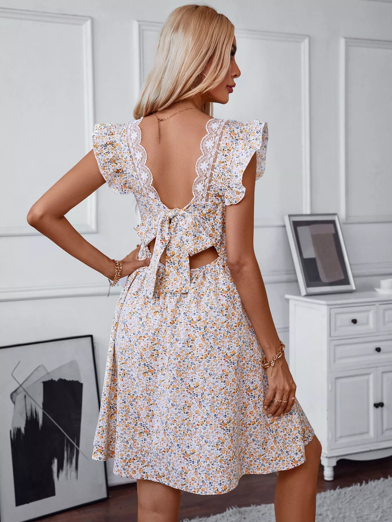 Floral mini dress with lace trim and open back, tie-back detail, puff sleeves