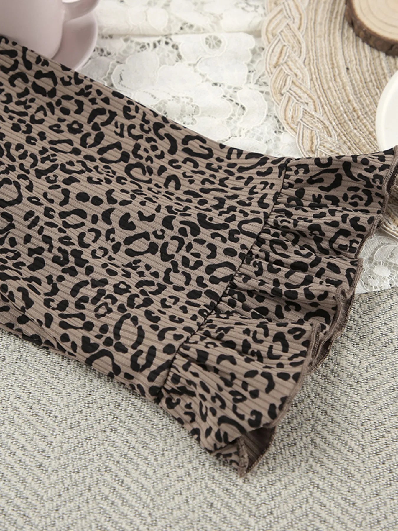 Leopard print shorts with ribbed waistband and drawstring