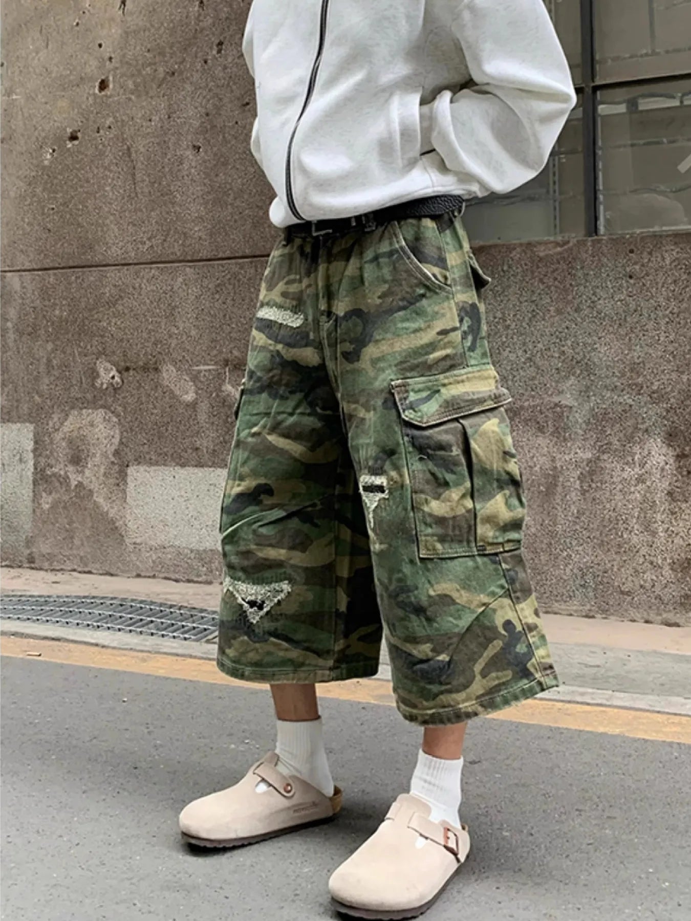 Men's camo cargo capri jeans in army green, button cargo flap pockets