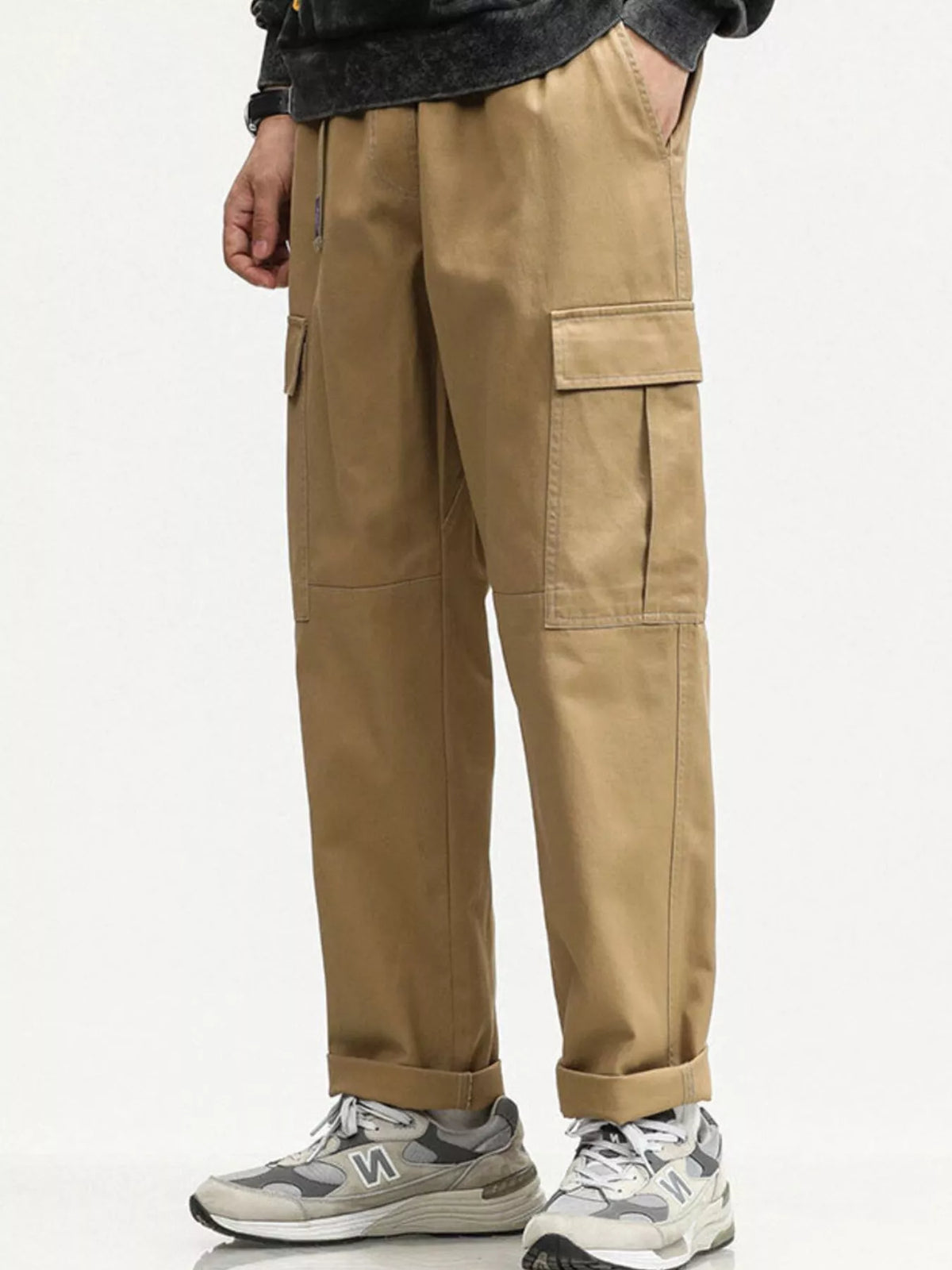 Men's cargo pants in khaki with elastic waist and rectangular cargo pockets