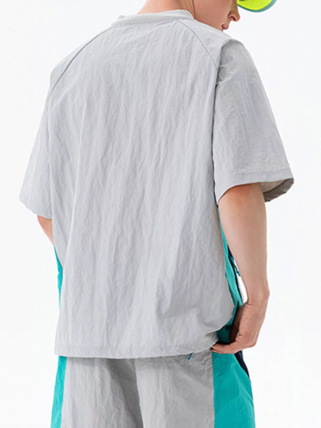 Men's contrast round-neck short-sleeve t-shirt, light gray, back view