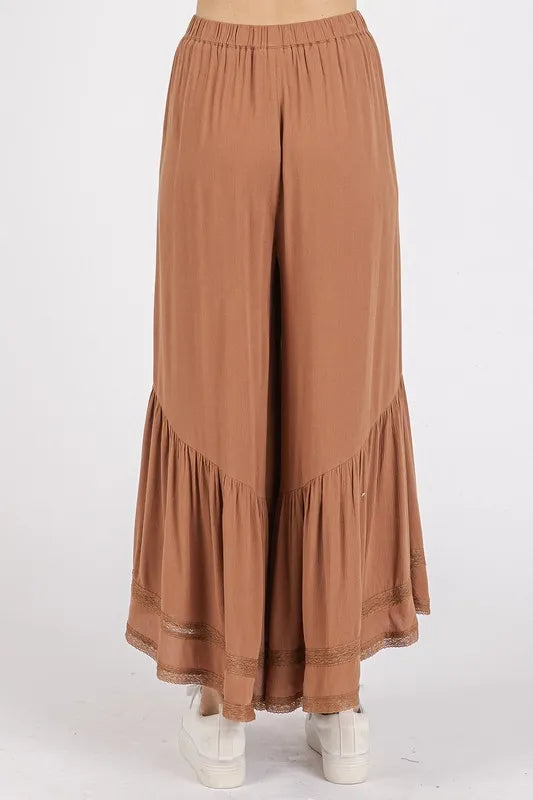 Caramel wide-leg pants with elastic waist and ruffle-trimmed hem