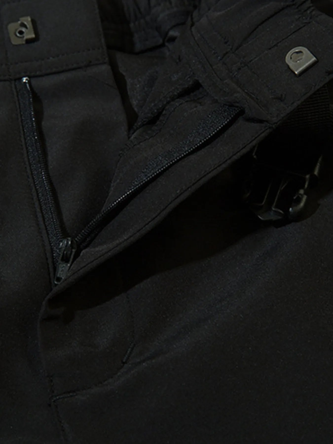 Black cargo joggers with side zip pocket opening and elasticized waistband