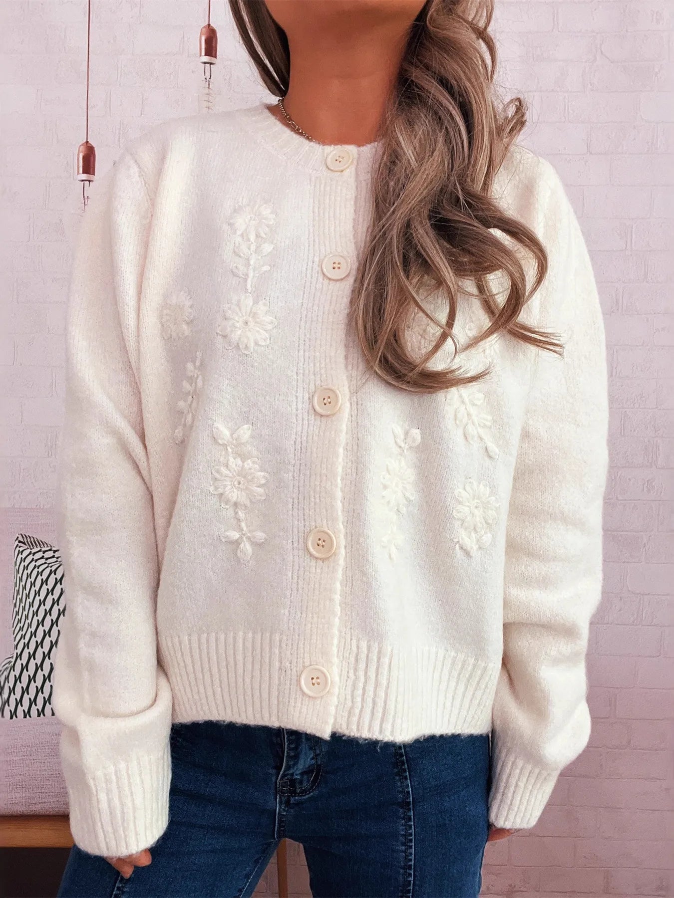 White cardigan with floral embroidery, round neckline, front buttons, ribbed hem