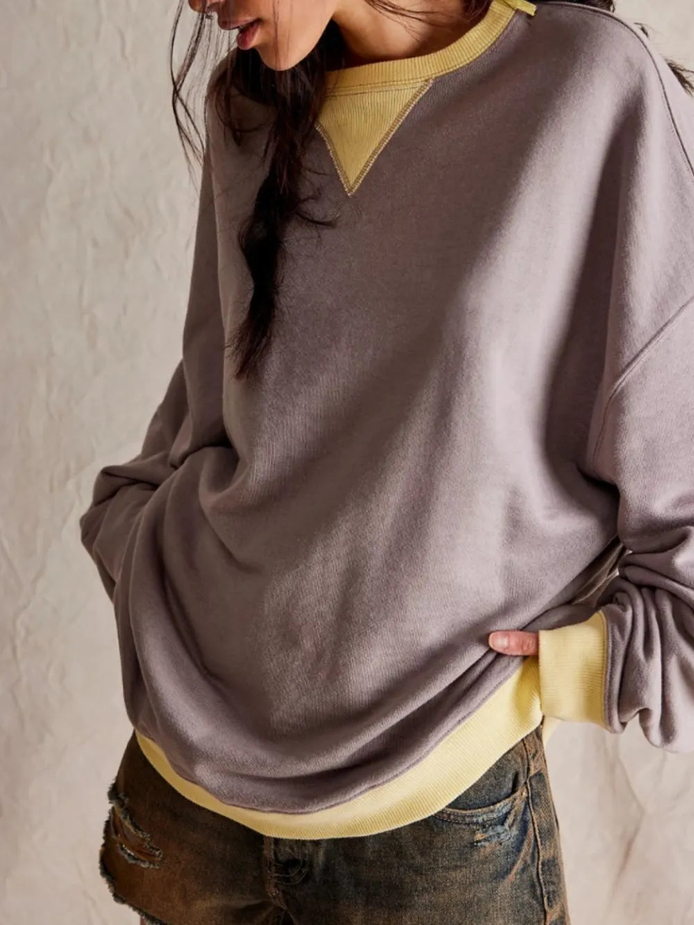 Gray round-neck long-sleeve sweatshirt with yellow contrast neckline and hem trim