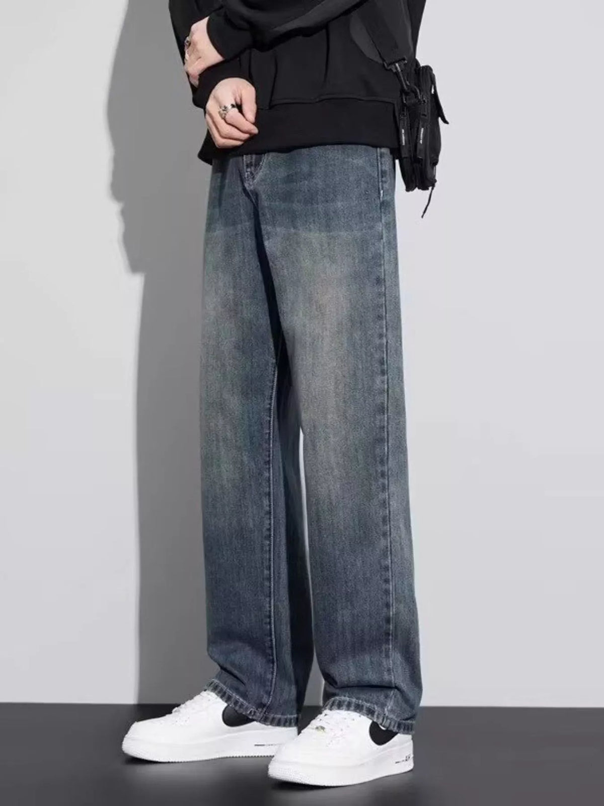 Men's wide-leg vintage-wash jeans in medium blue denim