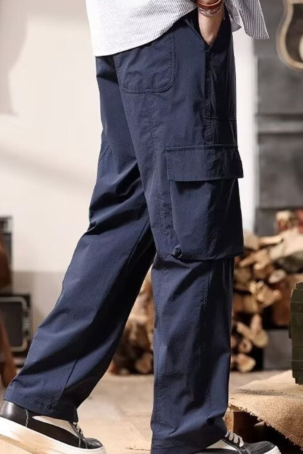 Men's relaxed cargo pants in dark blue with side flap pockets and belt loops