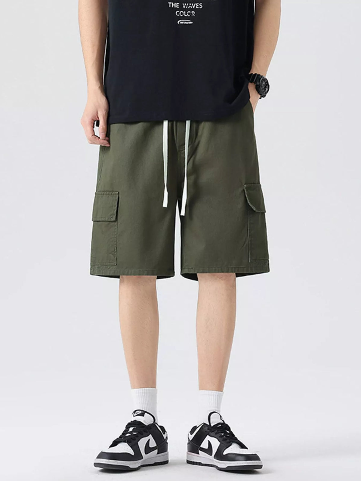 Men's military green cargo drawstring shorts with side pockets and straight hem.