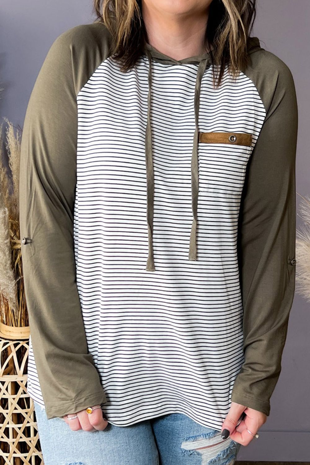 Plus-size striped long-sleeve hoodie, moss sleeves, striped body, hood, kangaroo pocket.
