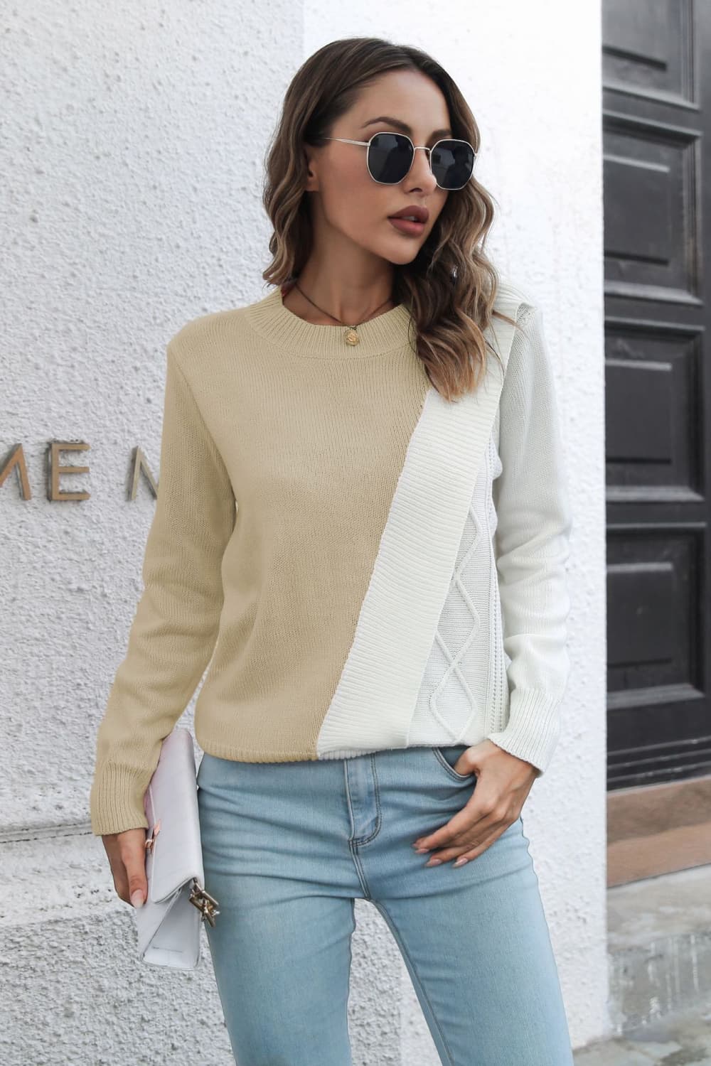 Contrast color round-neck long-sleeve sweater in beige with white diagonal panel