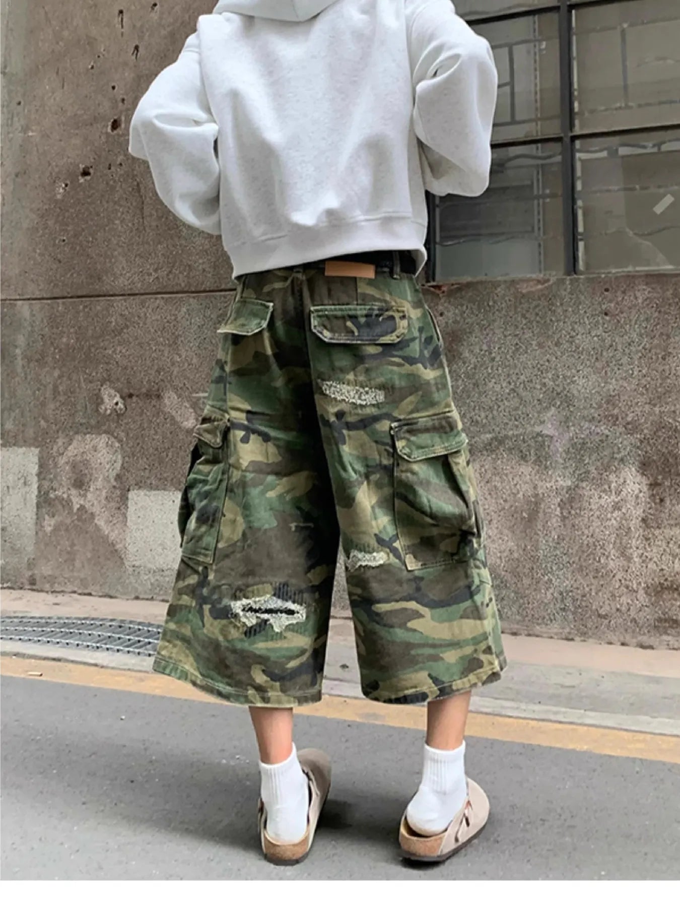 Men's camo cargo capri jeans, army green, back cargo flap pockets