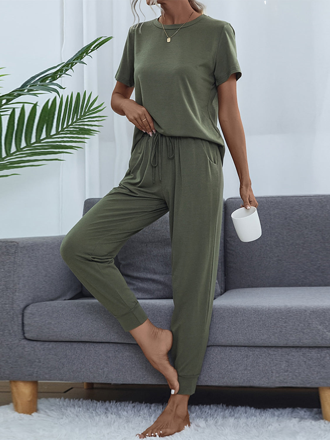 Shiny round-neck short-sleeve top and jogger pants set, moss green