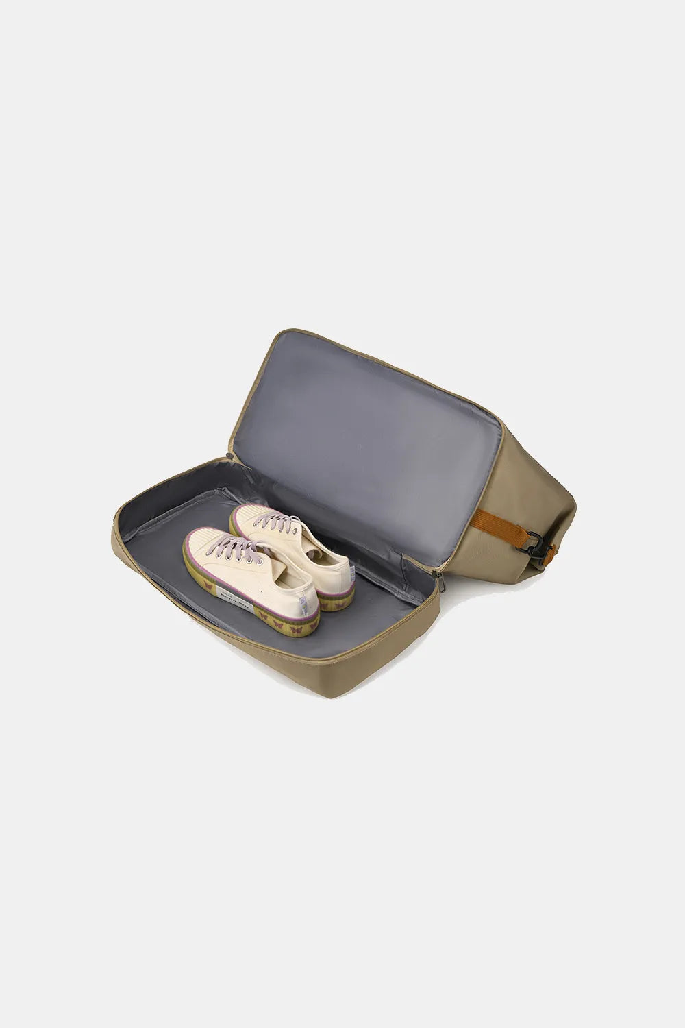 Open duffel organizer with shoe compartment and zipped accessory pocket