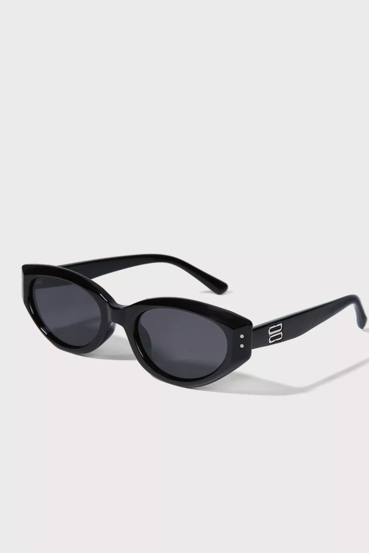 Cedar & Moore Retro Oval Frame Sunglasses in black frames with dark lenses by Trendsi