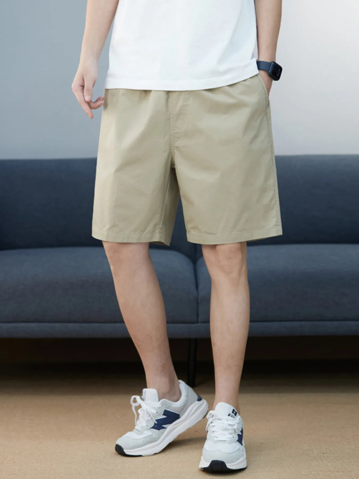 Relaxed-fit men's casual pocketed shorts, light khaki, knee-length