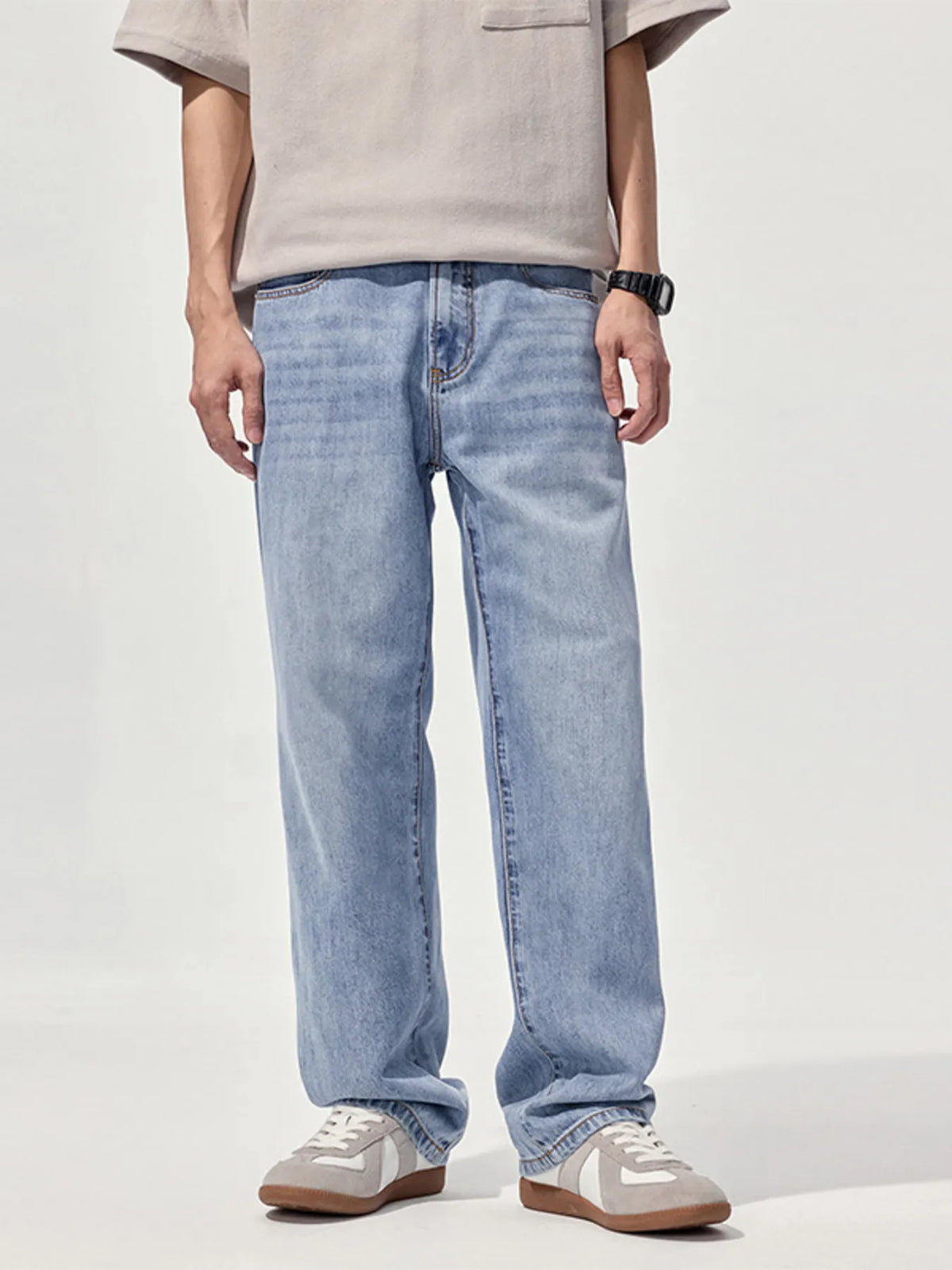 Light blue washed straight jeans with relaxed fit, belt loops and button-zip front