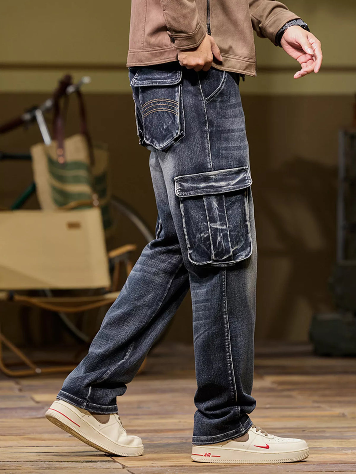 Men's loose-fit cargo jeans with stretch, dark wash, large side flap cargo pockets