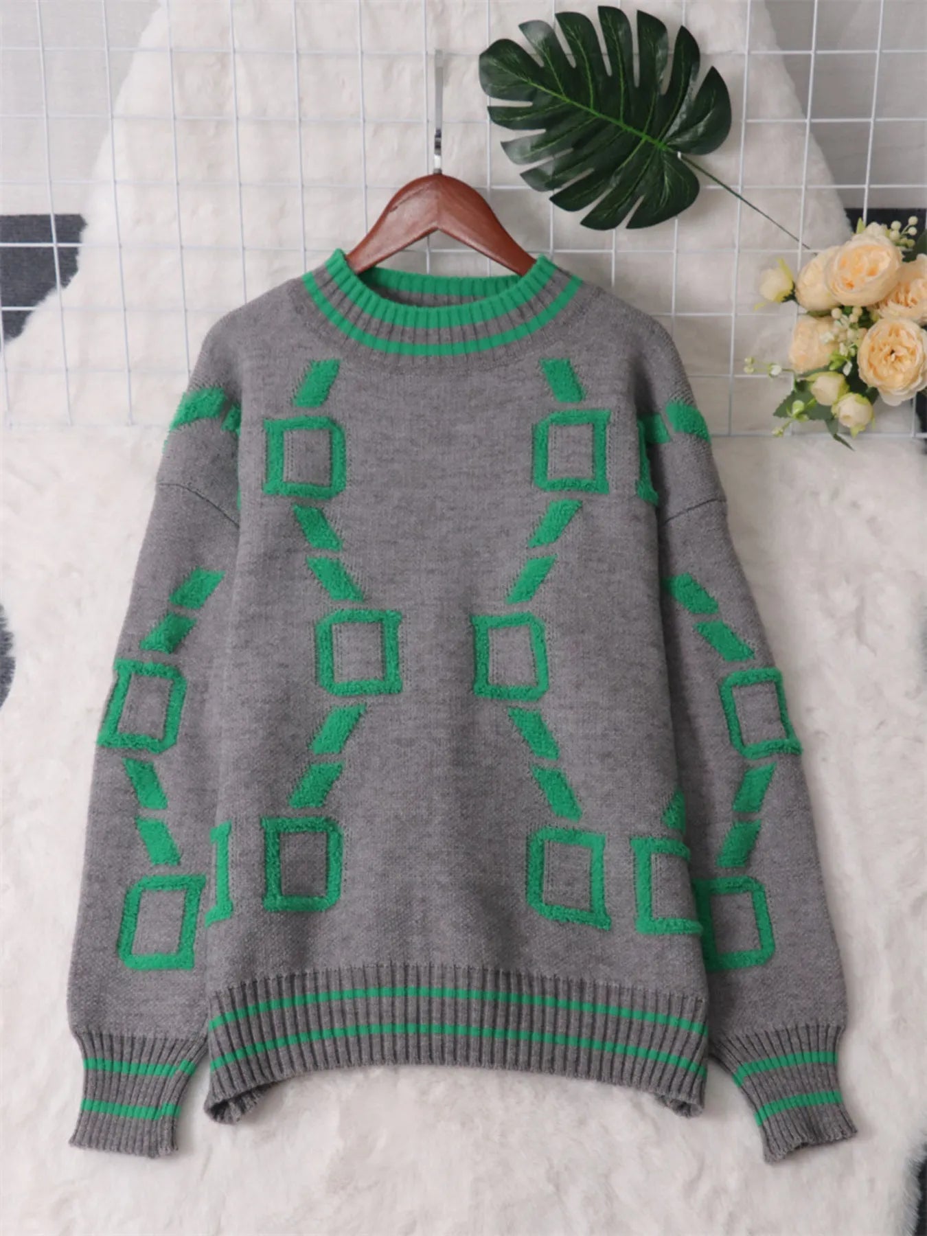 Grey sweater with green geometric pattern, ribbed round neck and cuffs