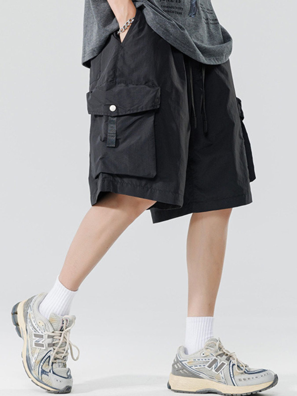 Men's relaxed cargo shorts in black with multiple flap pockets and drawstring waist
