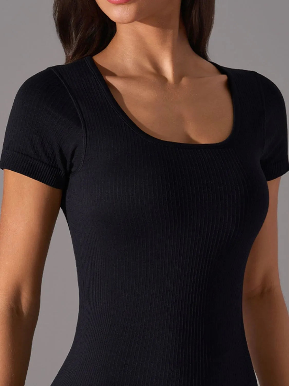 Black square-neck active t-shirt with short sleeves, fitted stretch knit