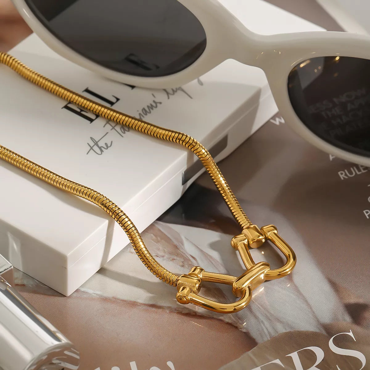 Gold-plated rope chain necklace with horseshoe-link pendant and rounded linked ends