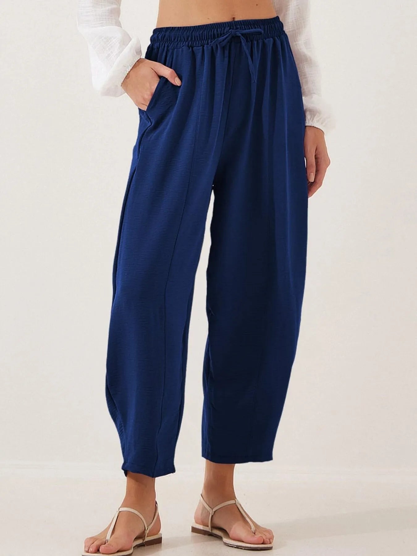 Cropped wide-leg pants in navy blue with elastic waist and drawstring