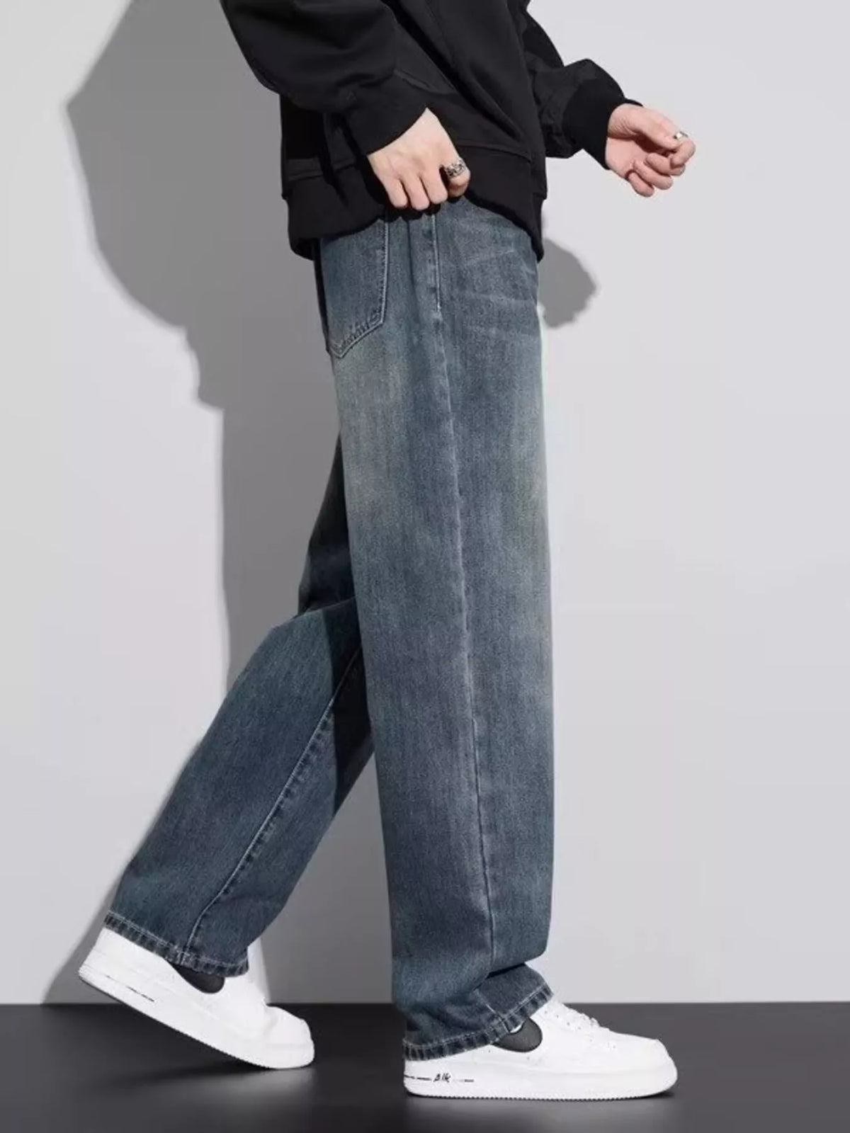 Men's wide-leg vintage-wash jeans with faded stripe effect, medium blue denim