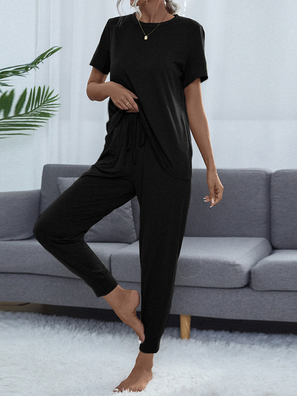 Shiny round-neck short-sleeve top and jogger pants set, black