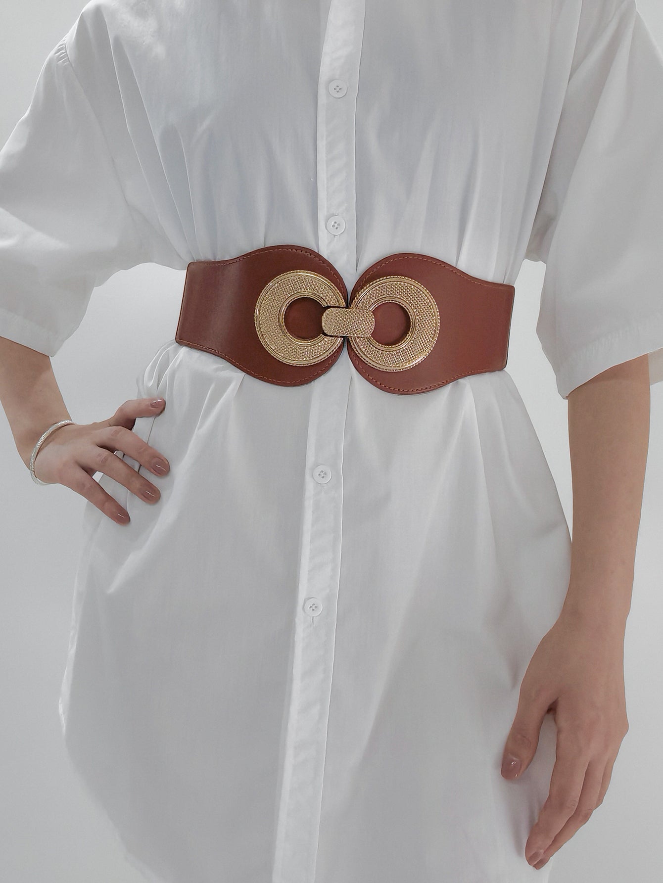 Caramel vegan belt with elastic band and round alloy buckle, gold-toned ornament