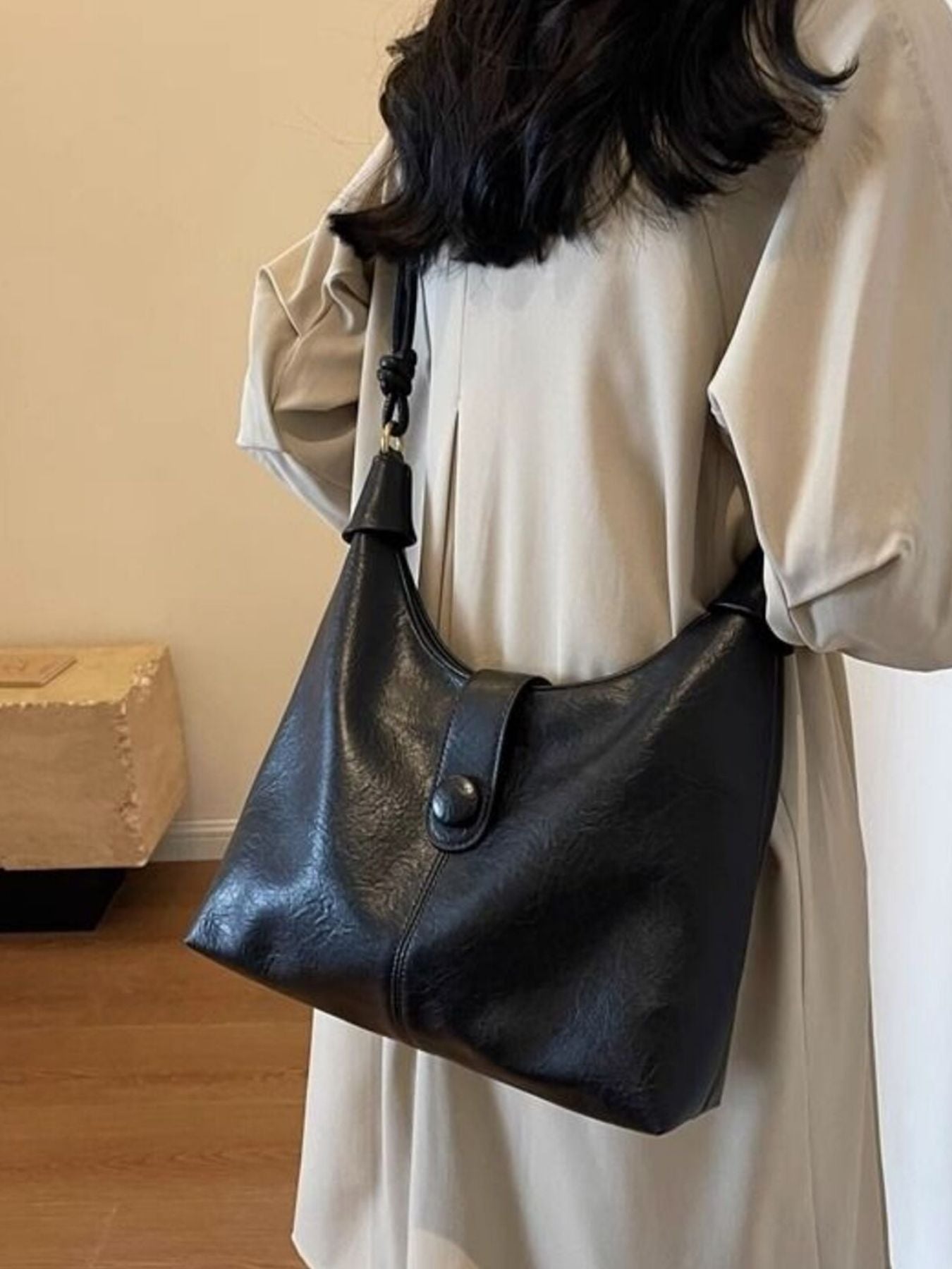Vintage Buckle Closure Shoulder Bag in black PU, medium size, Trendsi