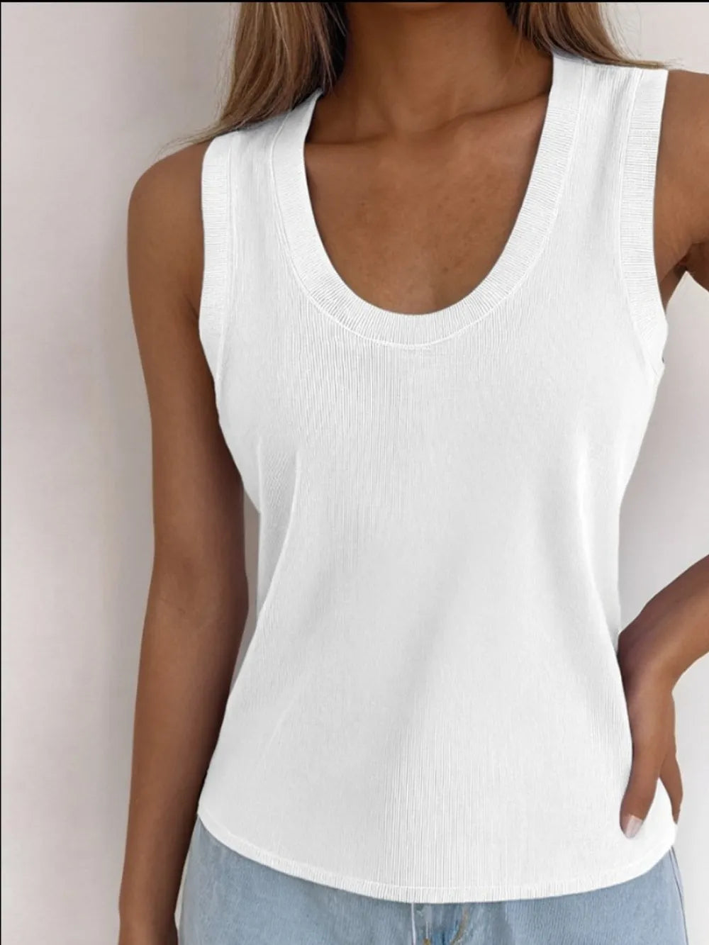 White solid scoop neck tank top with sleeveless shoulders and straight hem