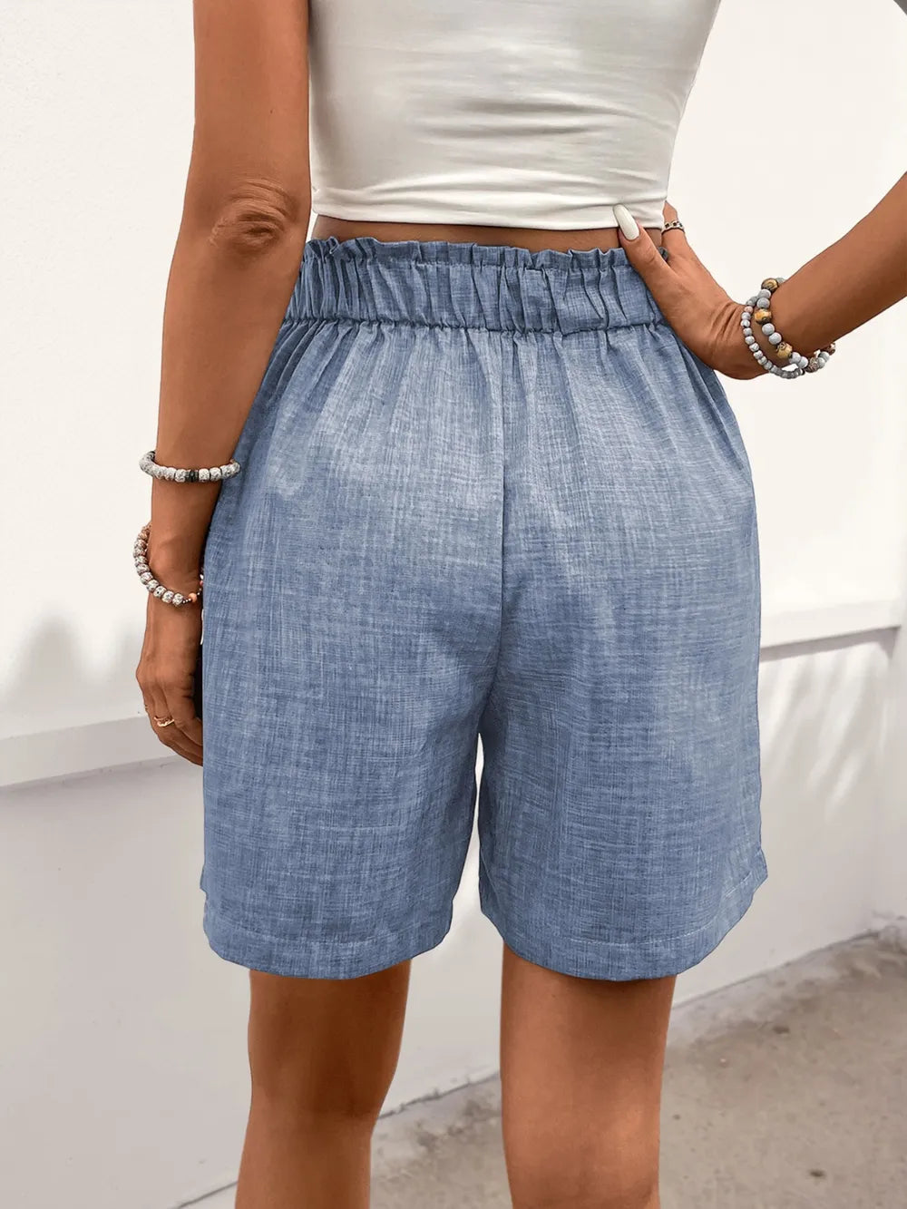 Frill shorts with pockets in light blue, elastic waist and loose pleated fit