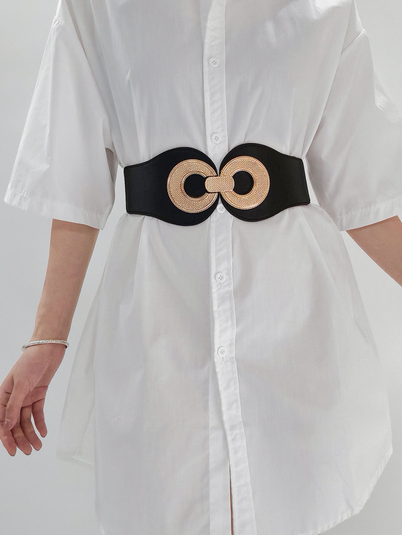 Elastic vegan belt with black strap and gold woven double-ring center buckle