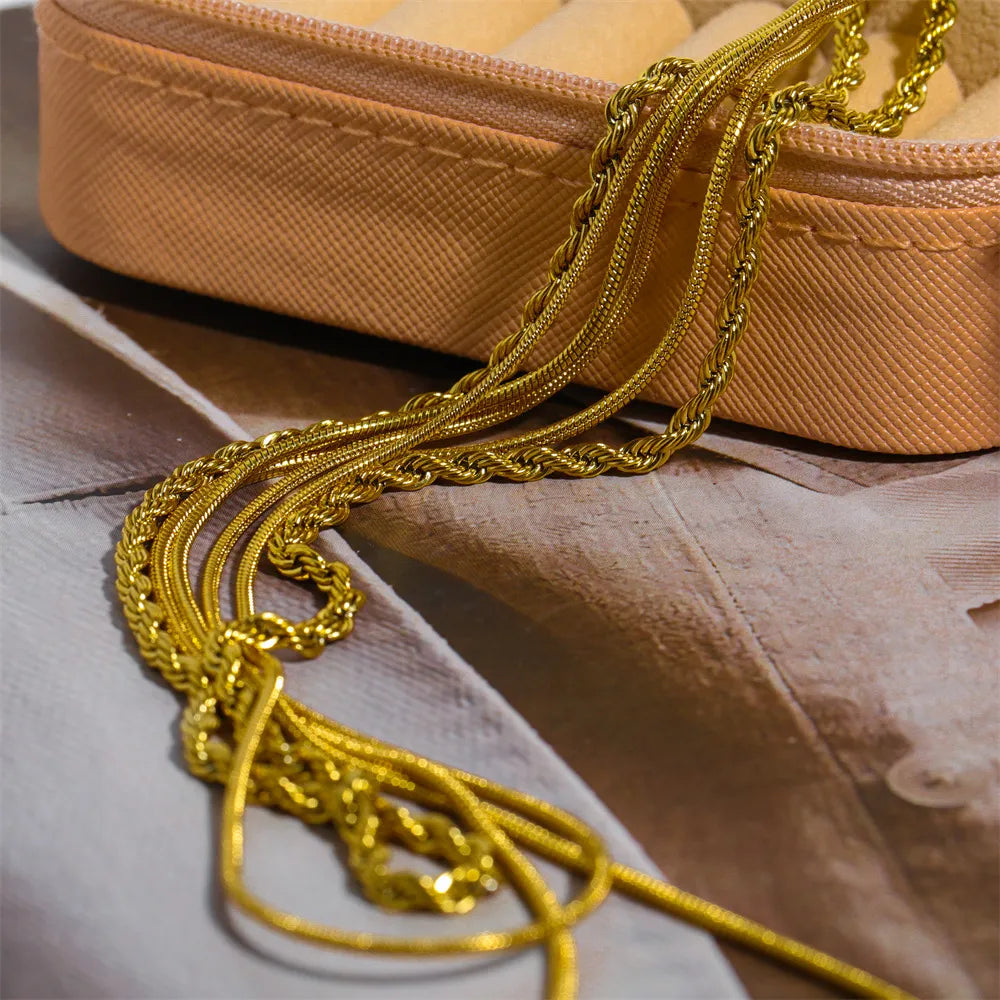 Gold-plated three-layer necklace clasp and braided chain details