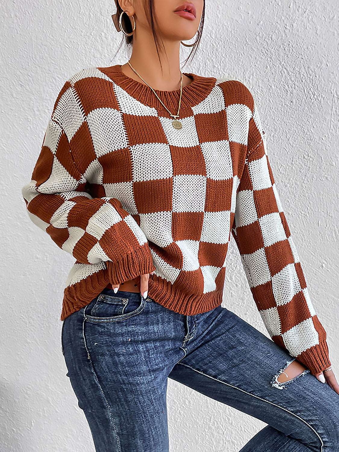 Chestnut checkered round neck sweater with long sleeves and ribbed cuffs