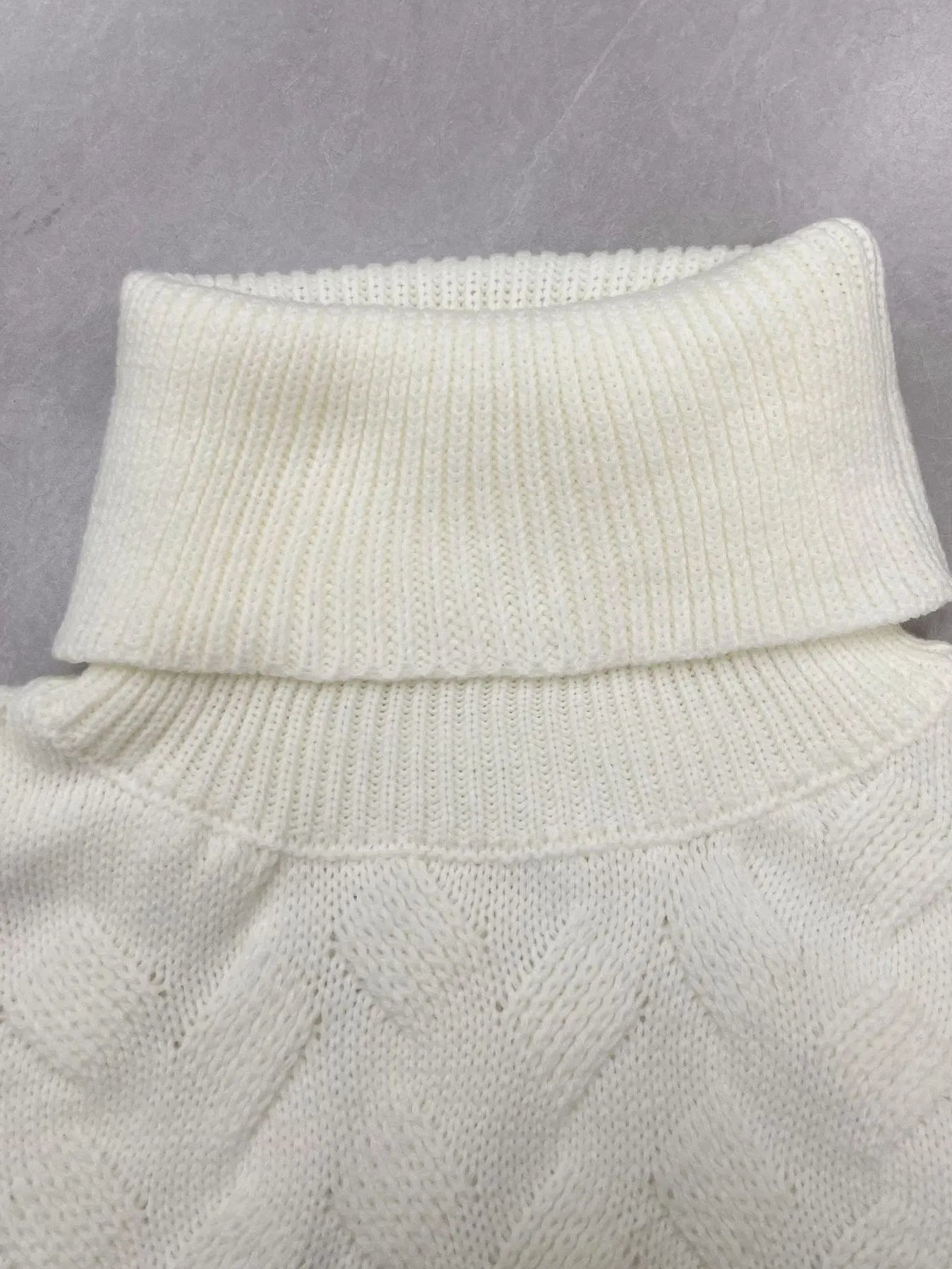 White turtleneck collar with ribbed hem, chevron knit texture