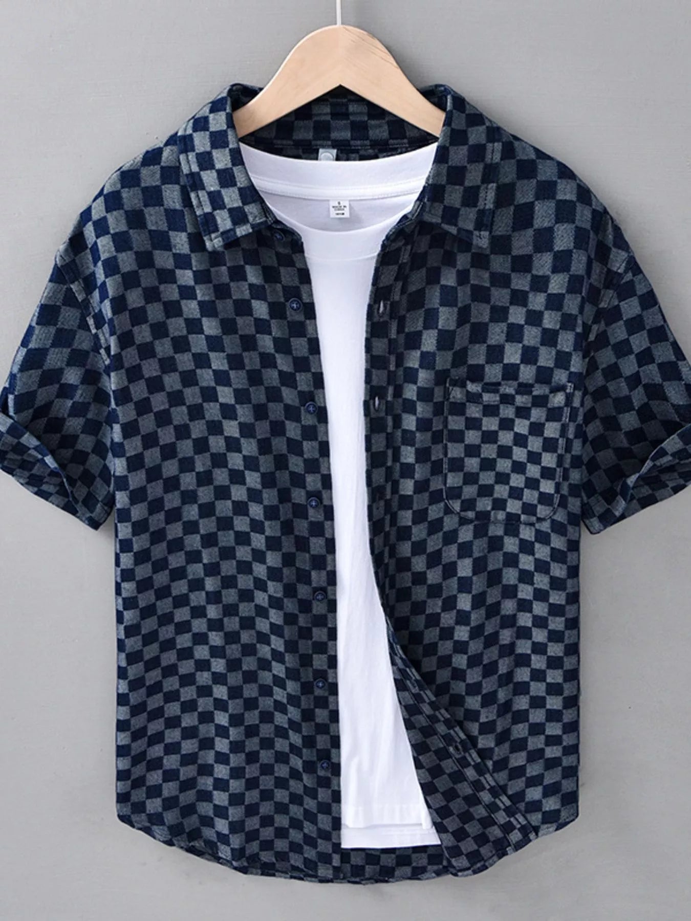 Checkered short-sleeve casual shirt with open collar and white inner neckline