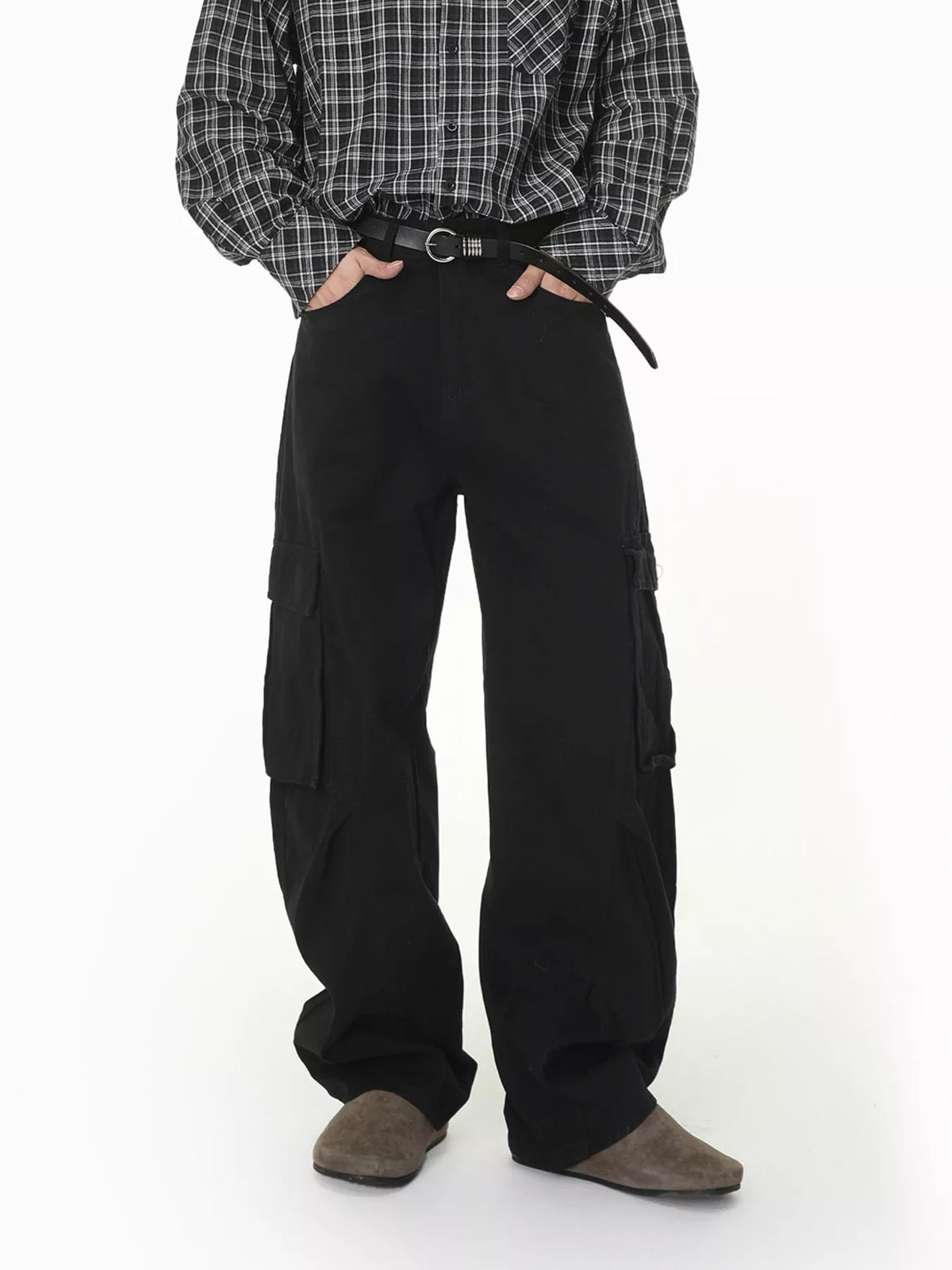 Loose-fit black cargo jeans with belt loops and side cargo pockets