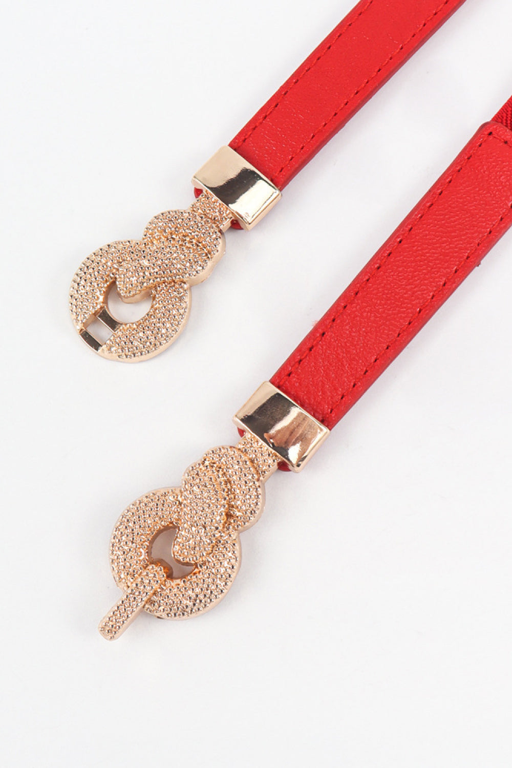 Red vegan leather belt with glittery zinc buckle and textured chain-link connectors