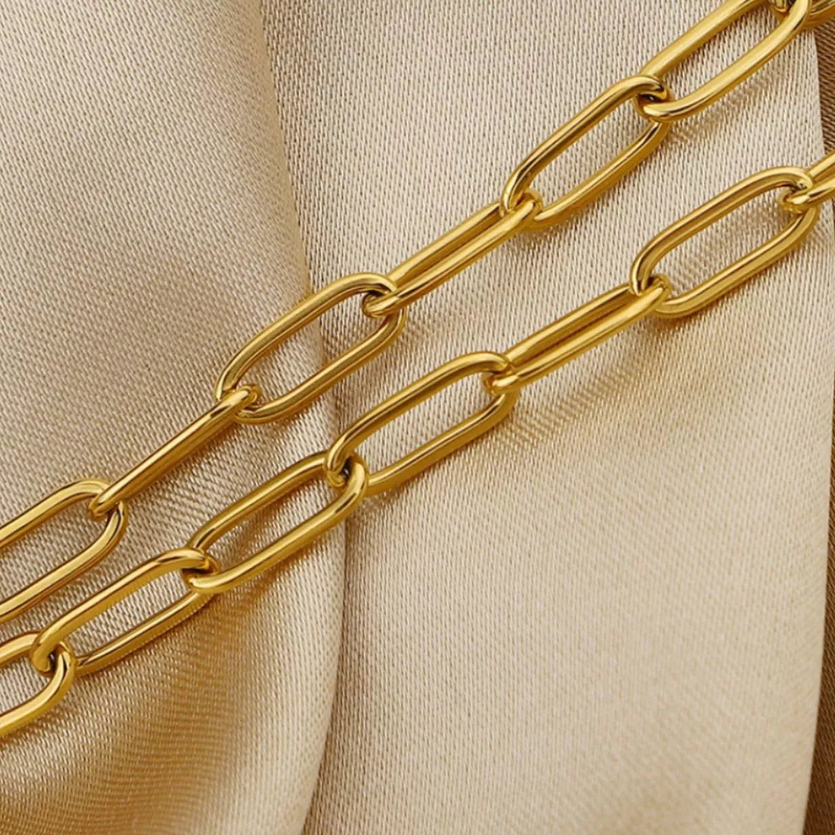 Gold chain link necklace with toggle clasp bar and oval links