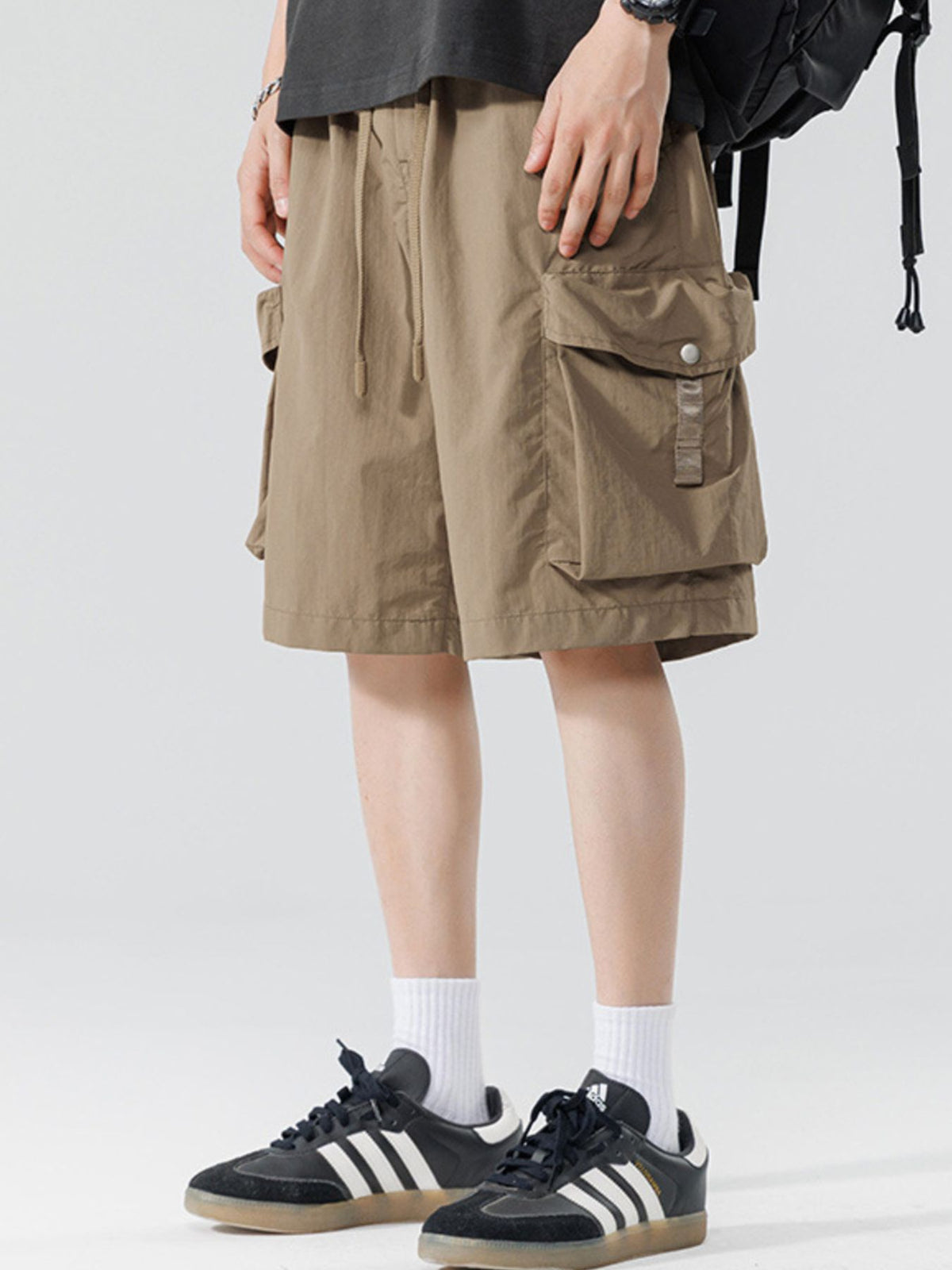 Men's relaxed cargo shorts in camel with side cargo pockets and buttoned flap