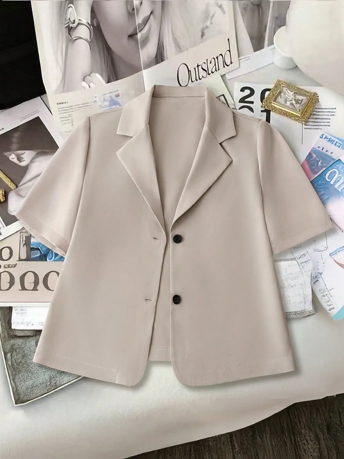 Light khaki short-sleeve lapel blazer, front button closure