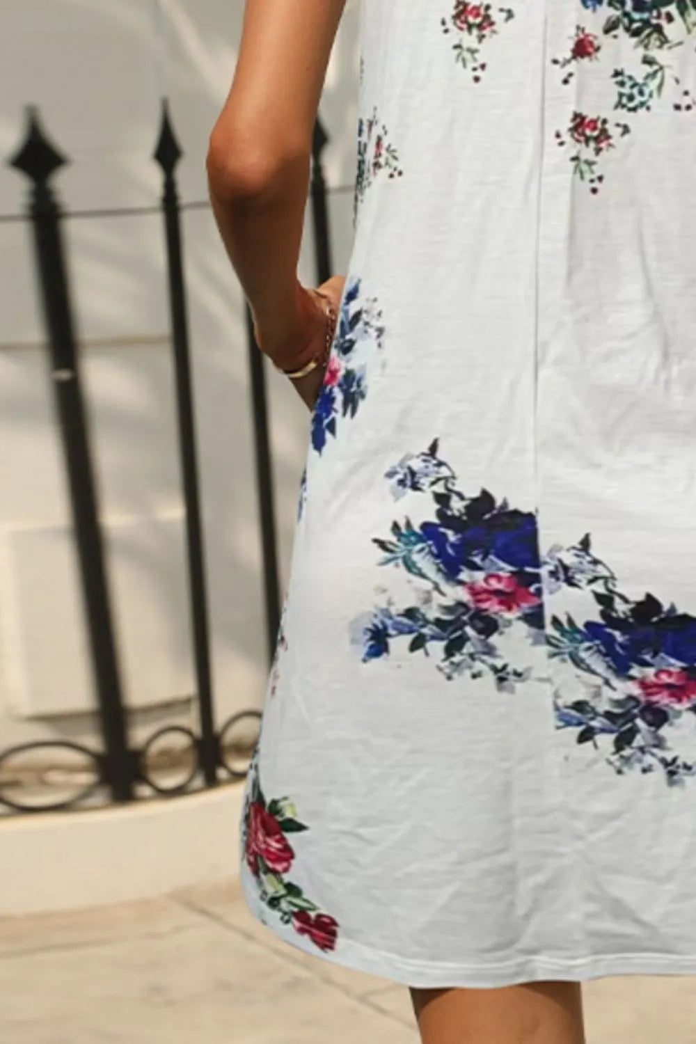 Sleeveless round-neck dress hem, white with blue and red floral print