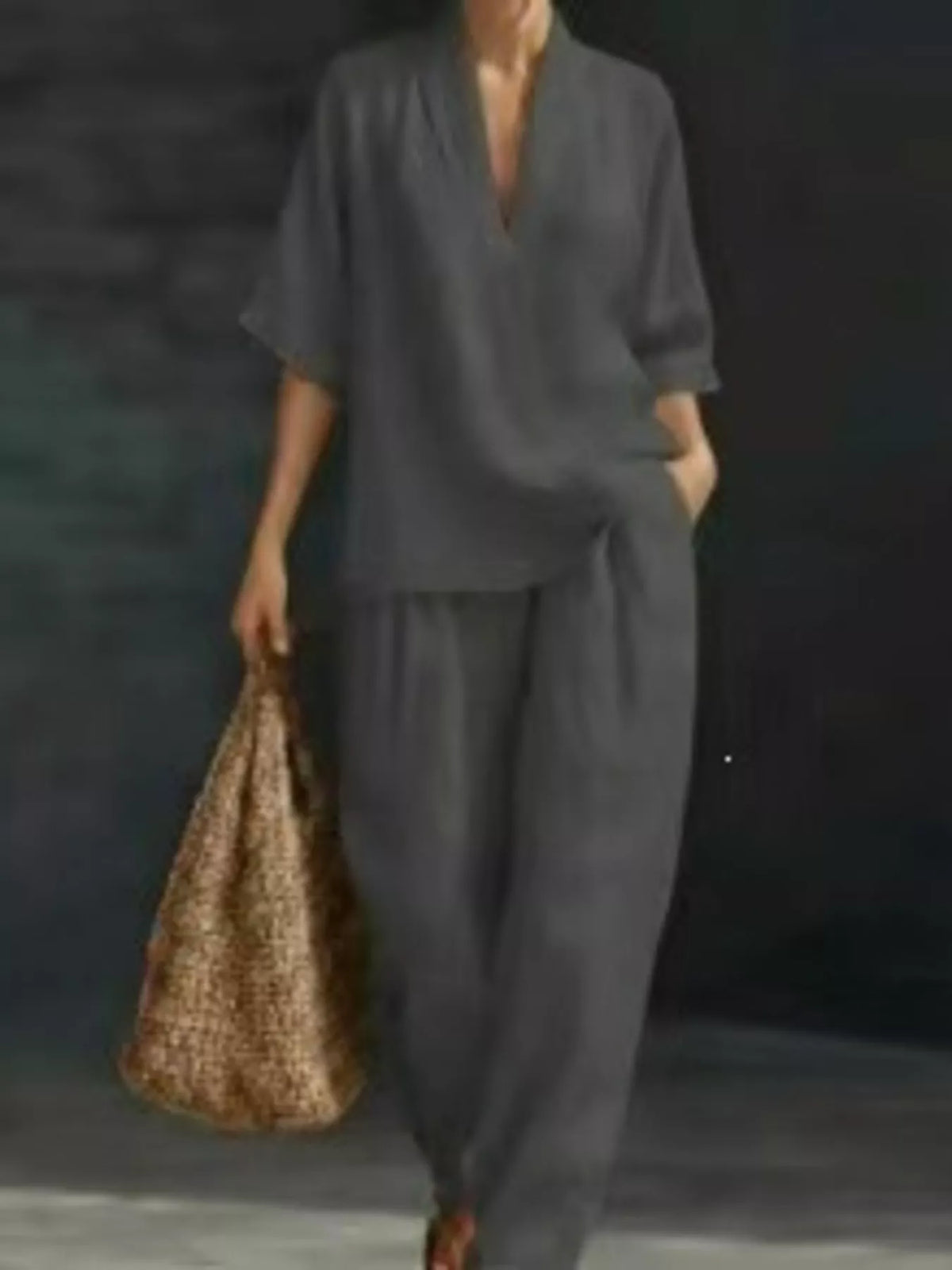 Casual set in dark gray: V-neck half-sleeve top and loose wide-leg pants