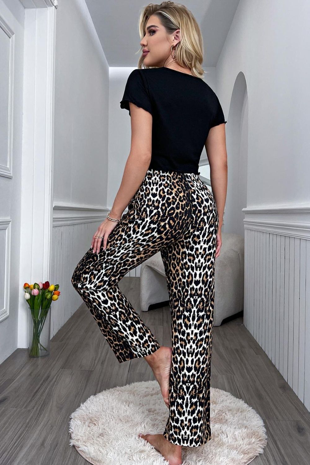 Black cropped T-shirt, plain back, with leopard print wide-leg pants