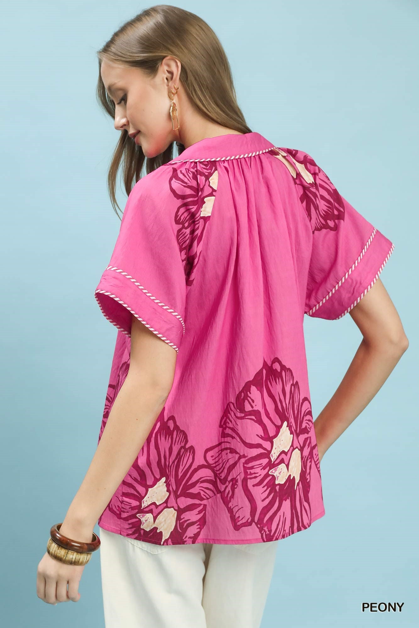 Cedar & Moore Umgee floral split-neck short sleeve top in peony with white piping