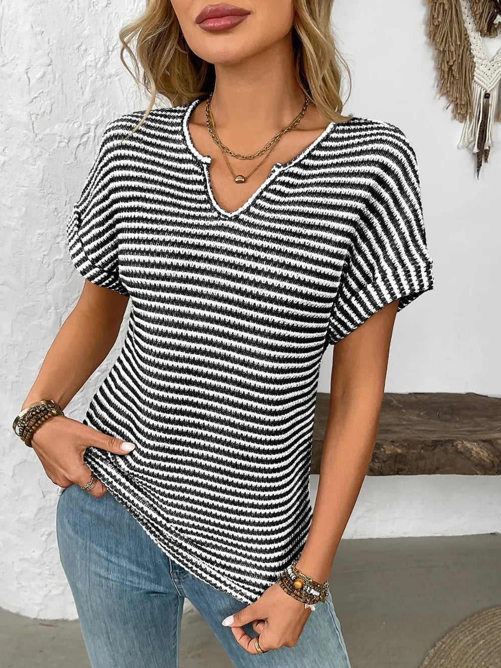 Striped notched V-neck short sleeve T-shirt in black-and-white knit fabric