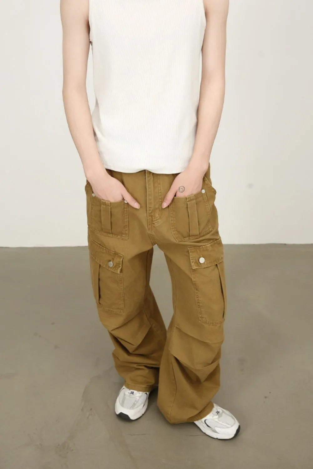 Khaki cargo jeans with two front flap pockets and relaxed fit