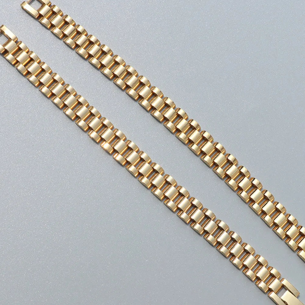 Gold chain bracelet links, close-up of rectangular link pattern